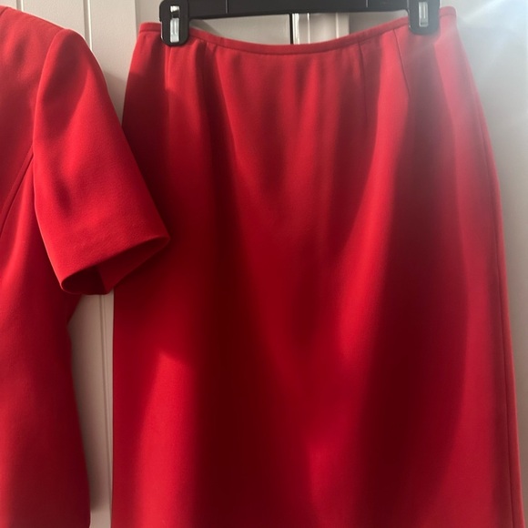 Elegant Red Women's Skirt Suit Professional Couture Sz 8 Petite - Picture 3 of 5